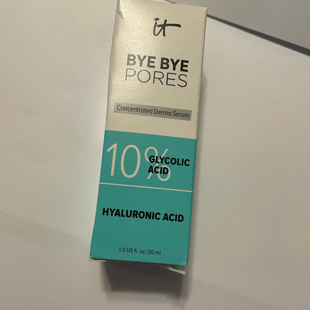 It Cosmetics Glycolic Acid Serum with Blue and White Design